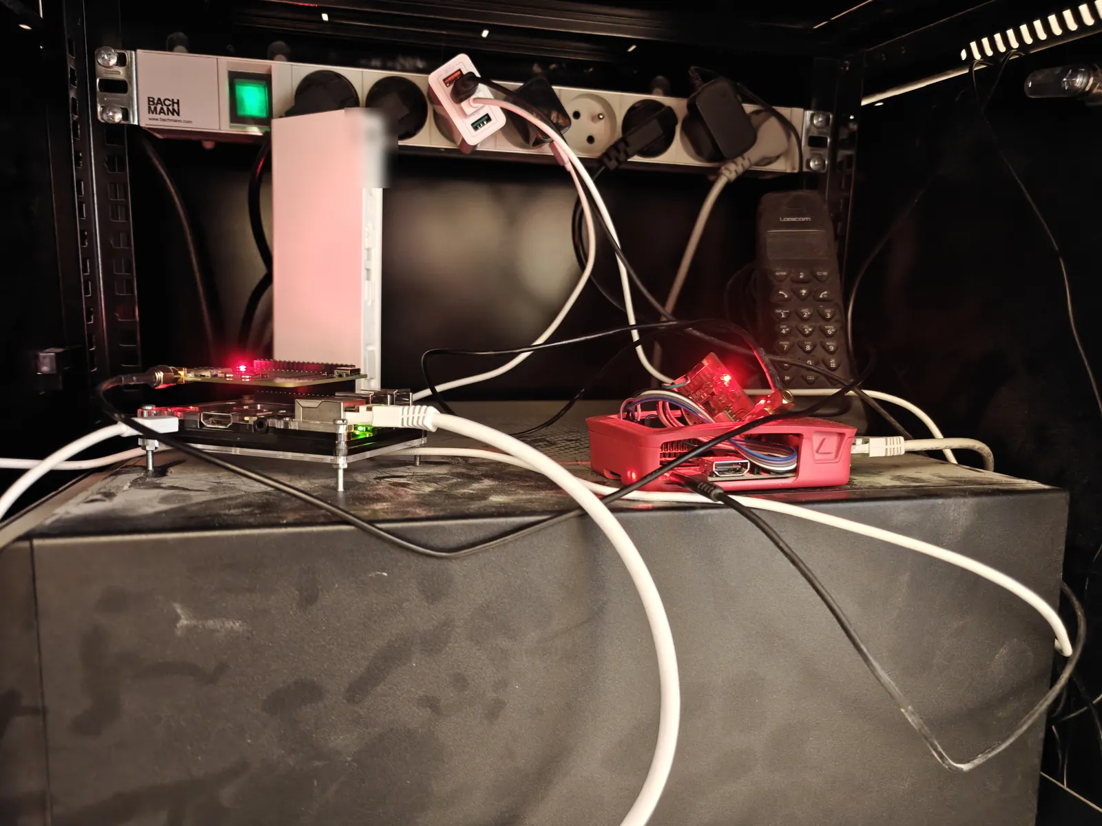 Deux Raspberry Pi dans une baie : à gauche ntp-0-gnss et son HAT GNSS, à droite ntp-0 dans son boîtier rouge