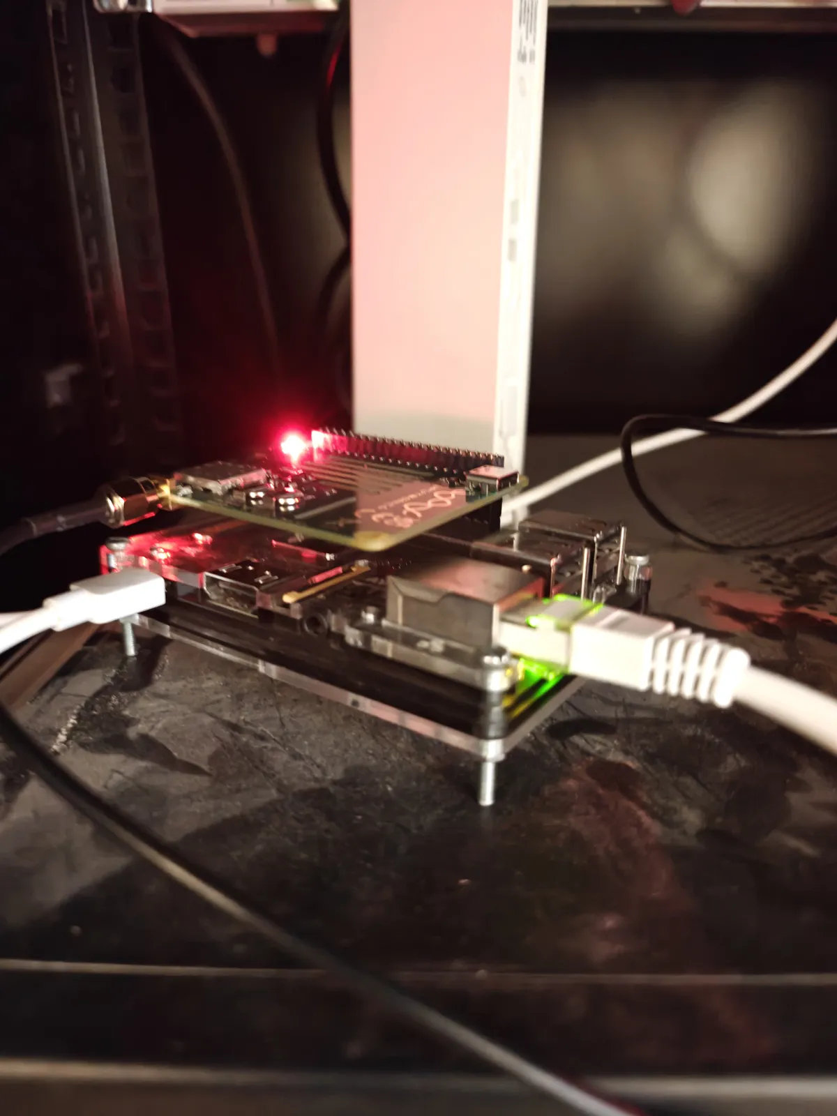 HAT Uputronics GPS/RTC monté sur un Raspberry Pi, câble d'antenne et voyant PPS allumé