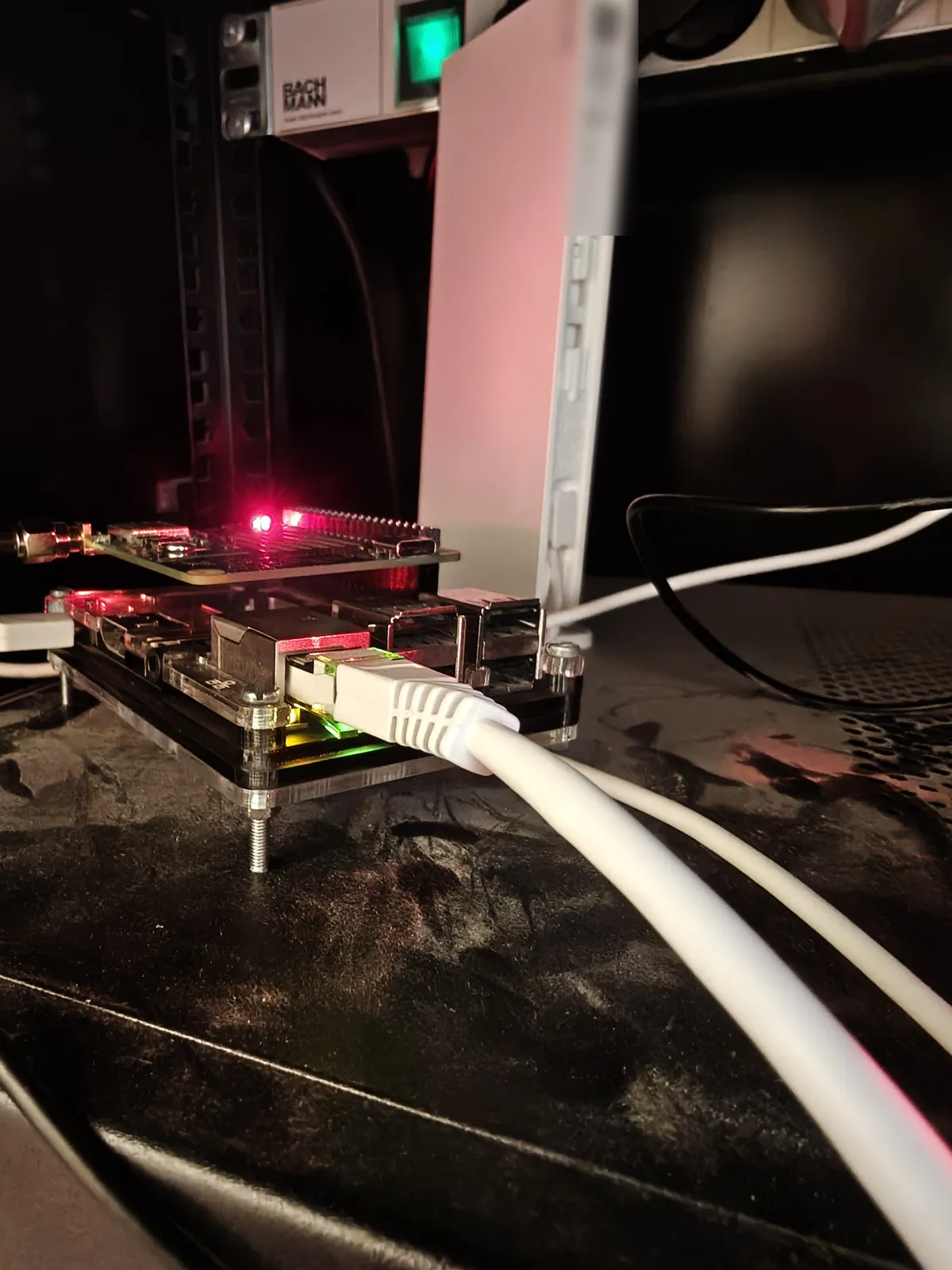 ntp-0-gnss vu de profil dans la baie, câble réseau et alimentation branchés